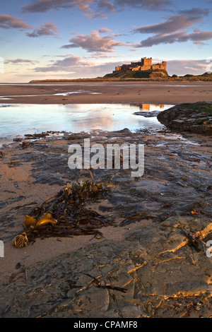 Château de Bamburgh sur la côte de Northumberland au coucher du soleil. Banque D'Images