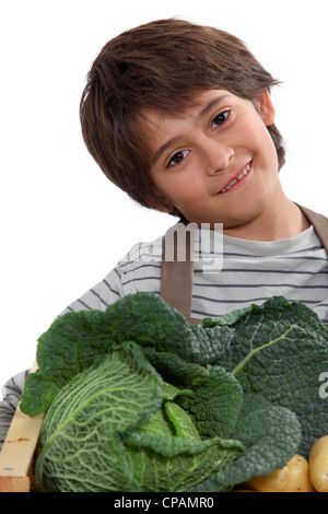 Jeune garçon avec une boîte de légumes Banque D'Images