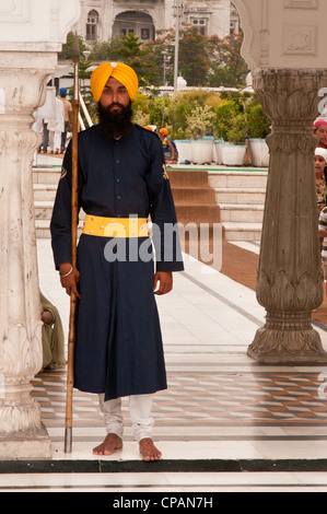 Garde Sikh se trouve dans un arc moyen au Golden Temple à Amritsar, en Inde. Banque D'Images