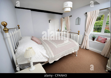 Un lit traditionnel dans un chalet chambre UK Banque D'Images