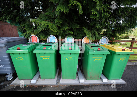 Une rangée de bacs de recyclage vert UK Banque D'Images