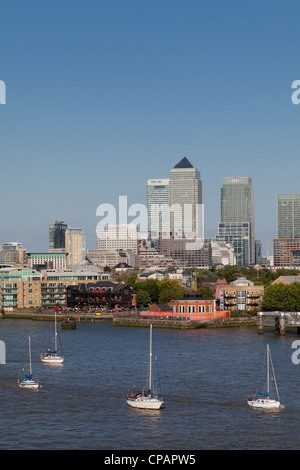 Yachts sur Tamise est de Londres, vue vers les Docklands de Londres, Canary Wharf à distance Banque D'Images