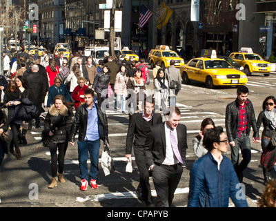 La foule, 42ème rue et la 5ème Avenue, NYC Banque D'Images