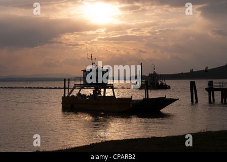 Bateaux au coucher du soleil sur le Lac Trasimène en Ombrie Banque D'Images