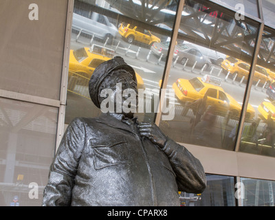 Ralph Kramden Statue, Port Authority Bus Terminal, NYC Banque D'Images