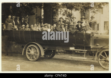 Carte postale de charabanc avec des passagers et des chaises longues vers le début des années 1920, passe-temps, moteurs automobiles automobiles automobiles automobiles, Royaume-Uni Banque D'Images