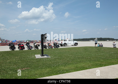 Des dizaines d'actes ont été réalisés le soir d'ouverture du spectacle aérien de Cherry point 2012, le 4 mai, à la station aérienne de Marine corps Cherry point, en Caroline du Nord Le spectacle aérien, qui se déroule du 4 au 6 mai, est une célébration du patrimoine entourant 100 ans d'aviation maritime. Banque D'Images