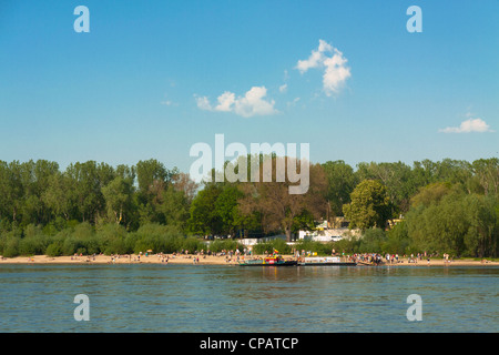 Les gens se reposant sur la plage de la rivière Vistule, à Varsovie, Pologne Banque D'Images