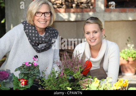 Mother and Daughter gardening Banque D'Images