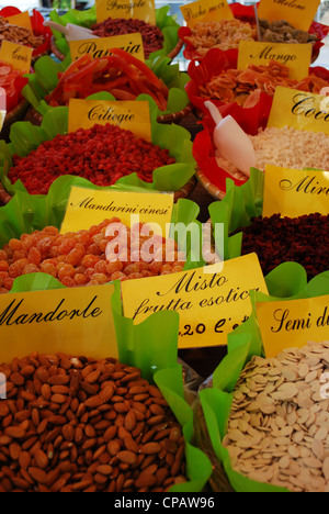 Divers fruits et graines comestibles en vente sur le marché, Italie Banque D'Images