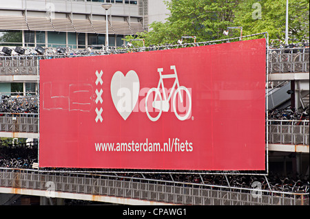 AMSTERDAM, PAYS-BAS - 05 MAI 2012 : Amsterdam aime les vélos enseigne sur plusieurs étages Bike Park à proximité de la gare centrale Banque D'Images