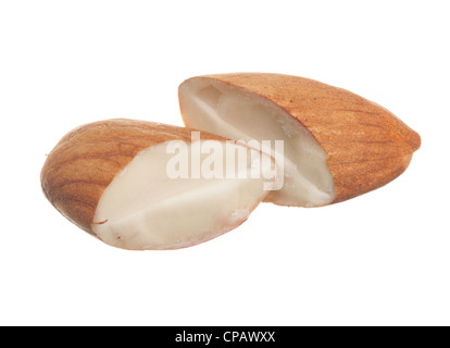 Près de la moitié d'un coup isolés d'amande contre fond blanc Banque D'Images