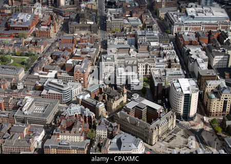Vue aérienne de l'Est jusqu'à la parade et Park Row, le centre-ville de Leeds Banque D'Images