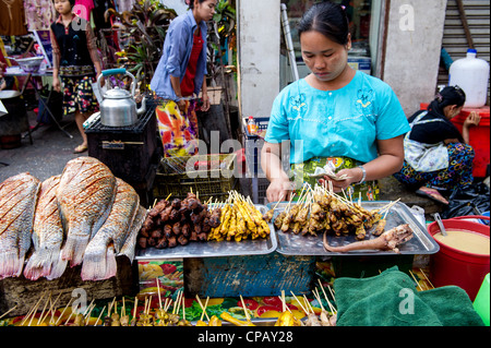 Vendeur de poissons à Yangon, Myanmar Banque D'Images