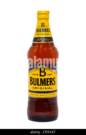 Une bouteille de cidre Bulmers original sur un fond blanc Banque D'Images