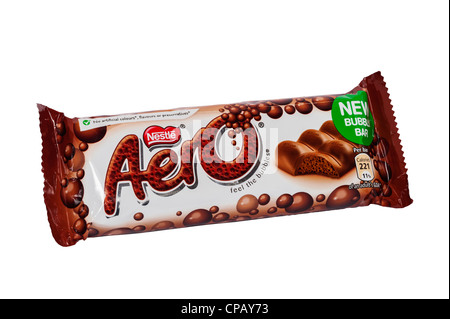 Une barre de chocolat Nestlé Aero sur fond blanc Banque D'Images