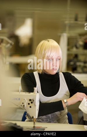 Une femme stagiaire adapter à une machine à coudre, Burladingen, Allemagne Banque D'Images