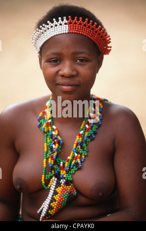 L'Afrique du Sud, KwaZulu/Natal, Damazulu village, Zulu, jeune femme, Banque D'Images