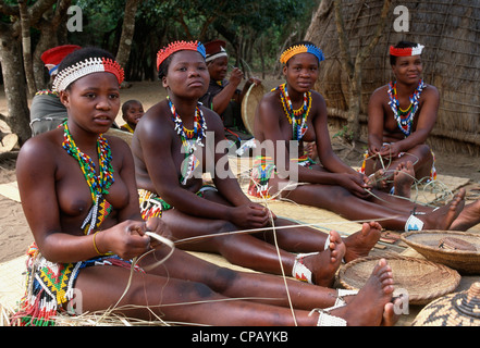 L'Afrique du Sud, KwaZulu/Natal, Damazulu village, Zulu, les femmes, l'artisanat, Banque D'Images