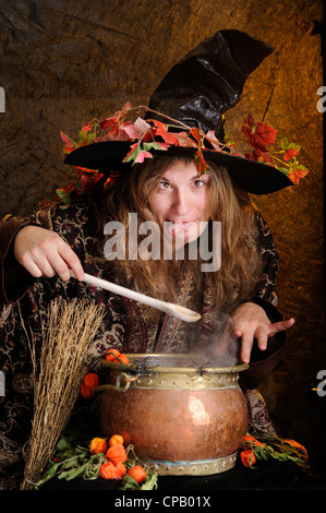 Sorcière halloween cuisson dans un cuivre, making faces Banque D'Images