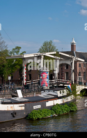 AMSTERDAM, PAYS-BAS - 07 MAI 2012 : vue sur le pont tournant traditionnel au-dessus du canal Herengracht Banque D'Images