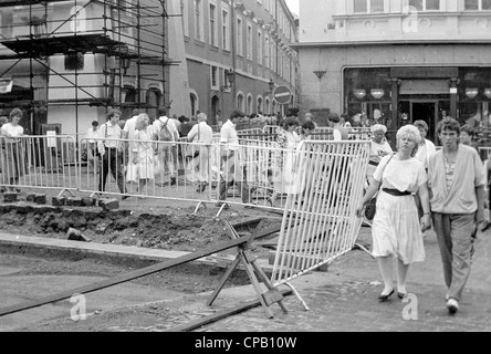 Les gens de la rue. Prague - République tchèque capitale en dernières années de régime communiste. Photo prise en 1987. année. Banque D'Images