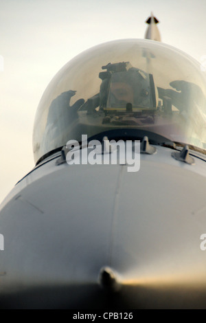 Le capitaine John Sparks, un pilote de chasse affecté au 157e Escadron de chasseurs expéditionnaires de l'aérodrome de Kandahar, en Afghanistan, se prépare à lancer un faucon de combat F-16 pour une mission le 4 mai 2012. Le capitaine Sparks est déployé à partir de la base de la Garde nationale commune McEntyre, en Caroline du Sud, à l'appui de l'opération Enduring Freedom. Les pilotes et le personnel de soutien du marais Fox F-16 ont commencé leur déploiement au début du mois d’avril pour prendre en charge les missions aériennes pour l’ordre d’exécution des missions aériennes et fournir un soutien aérien étroit aux troupes sur le terrain en Afghanistan. Banque D'Images