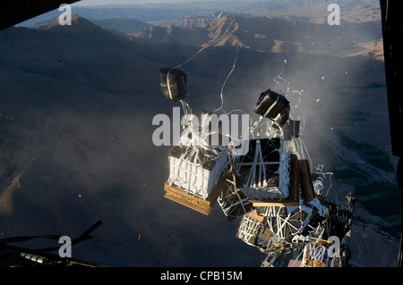 Les fournitures essentielles sont livrées à un endroit non divulgué en Afghanistan par une aérostation du C-17 Globemaster III le 4 mai 2012. Le C-17 est l'une des deux plates-formes de réapprovisionnement aérien utilisées par la division Air Mobility des forces aériennes des États-Unis. En 2011, la DMLA a dirigé la chute de plus de 58,000 paquets, soit plus de 80 millions de livres de fournitures essentielles, au personnel des avant-postes de combat austères. Banque D'Images