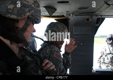 Les 350e soldats du Commandement des affaires civiles à bord d'un HÉLICOPTÈRE UH 60 Black Hawk en route vers leur prochaine mission pour effectuer des évaluations des dommages causés par les ouragans dans le cadre d'un exercice de formation de la Mission de secours en cas de catastrophe et d'assistance humanitaire, le 5 mai 2012. La 5-159 combat Aviation Company Dragonmasters, de Clearwater, en Floride, a dirigé toutes les opérations aériennes pour l'exercice. L'exercice aide à préparer les équipes des affaires civiles aux missions humanitaires et de secours en cas de catastrophe dans le monde entier. Banque D'Images