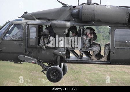 Les 350e soldats du Commandement des affaires civiles à bord d'un HÉLICOPTÈRE UH 60 Black Hawk en route vers leur prochaine mission pour effectuer des évaluations des dommages causés par les ouragans dans le cadre d'un exercice de formation de la Mission de secours en cas de catastrophe et d'assistance humanitaire, le 5 mai 2012. Les Dragonmasters de la combat Aviation Company 5-159, de Clearwater, en Floride, ont effectué toutes les opérations aériennes pour l'exercice. L'exercice aide à préparer les équipes des affaires civiles aux missions humanitaires et de secours en cas de catastrophe dans le monde entier. Banque D'Images