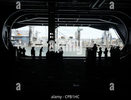Les marins à bord du porte-avions USS Nimitz (CVN 68) reçoivent une charge de cargaison du navire de soutien de combat rapide USNS Rainier (T-AOE 7) du Commandement du Selift militaire dans le cadre de la première reconstitution en mer de Nimitz depuis plus d'un an et demi. Nimitz est en train de conduire des qualifications de transporteur au large de la côte sud de la Californie. Banque D'Images