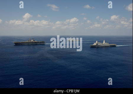 Le navire d'assaut amphibie USS Makin Island (LHD 8), a quitté, le navire d'atterrissage sur quai amphibie USS Pearl Harbor (LSD 52) et le navire de transport amphibie USS New Orleans (LPD 18) passent en transit dans l'océan Indien. Le groupe de prêt amphibie de l'île Makin est déployé dans la zone d'opérations de la 7e flotte des États-Unis. Banque D'Images