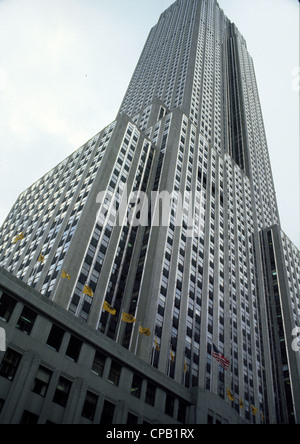 Partie de l'Empire State Building, vue d'une rue, Ney York, 1981. Banque D'Images