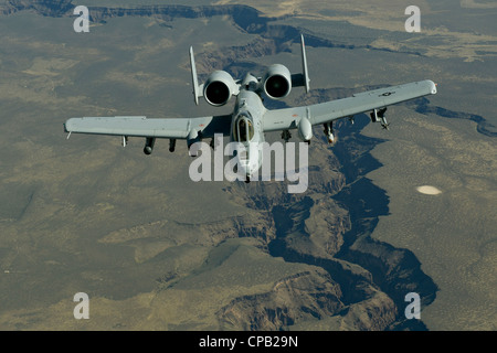 Une California Air National Guard, A-10 Thunderbolt II, à partir de la 190e escadron de chasse, Boise, Idaho partant après reçoit du carburant à partir d'un 151e escadre de ravitaillement en vol KC-135 lors d'une mission de formation le 10 mai sur le sud de la 151e id soutient régulièrement l'arw opérations dans l'ensemble de l'air de l'ouest des États-Unis. Banque D'Images