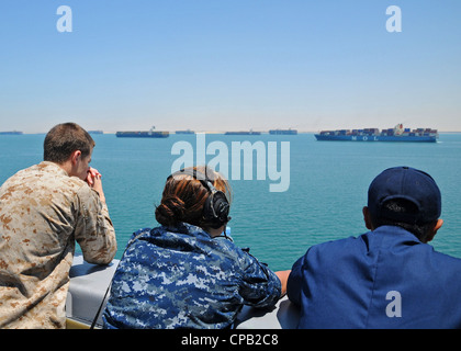 Hôpital Corpsman 3e classe Mason Wilson, à gauche, Seaman Felicia Ettinger et Seaman Apprentice Yeamin Yun regardent les navires marchands tandis que le navire de transport amphibie USS New York (LPD 21) transite le canal de Suez lors de son premier déploiement opérationnel. New York fait partie du groupe Iwo Jima Amphiobie Ready avec des éléments embarqués de la 24e unité expéditionnaire maritime (24e MEU). New York est déployée pour soutenir les opérations de sécurité maritime et les efforts de coopération en matière de sécurité dans le domaine de responsabilité de la 5e flotte américaine. Banque D'Images