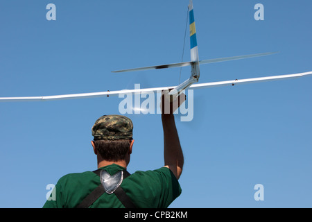 L'homme se lance dans le ciel RC glider, gros plan Banque D'Images