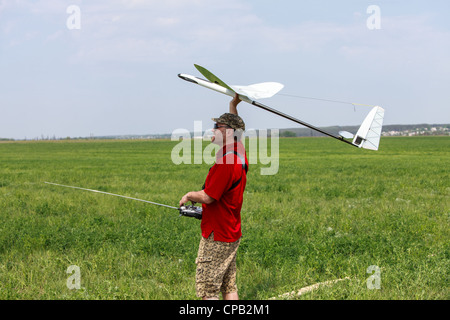 L'homme se lance dans le ciel bleu RC glider Banque D'Images