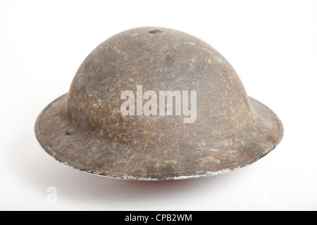 La seconde guerre mondiale armée britannique 'Brodie" casque sur un fond uni. Banque D'Images