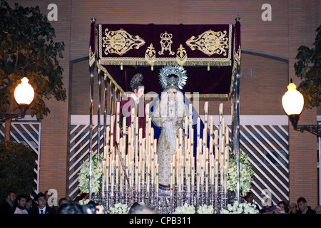 Semana Santa, la Semaine Sainte espagnole traditionnelle procession religieuse, une semaine avant Pâques. La Linea de la Concepcion, Espagne. Banque D'Images