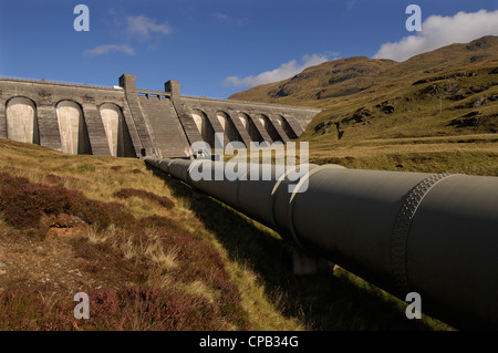 Le barrage hydro-électricité Lawers et pipeline, dans le Ben Lawers National Nature Reserve, Perthshire, Écosse, Royaume-Uni Banque D'Images