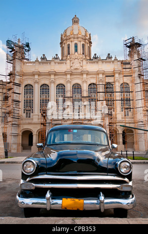 Vieille voiture américaine garée en face de palais présidentiel, aujourd'hui musée de la révolution à La Havane, Cuba. Banque D'Images