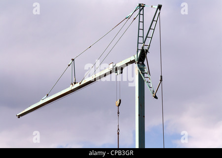 Une grande grue dans un jour nuageux Banque D'Images