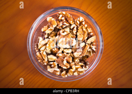 Close up of bowl avec les noix sur la table en bois brun. Banque D'Images