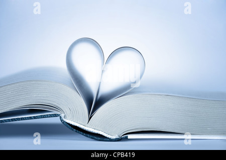 Livre avec des pages en forme de coeur sur fond clair Banque D'Images