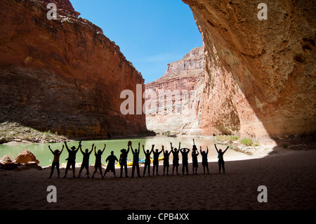 Parti en rafting dans le canyon Marble Redwall Cavern dans le Parc National du Grand Canyon AZ Banque D'Images