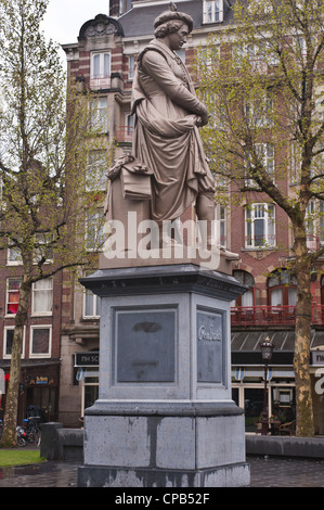 AMSTERDAM, PAYS-BAS - 08 MAI 2012 : statue du peintre hollandais Rembrandt Harmenszoon van Rijn à Rembrandtplein Banque D'Images