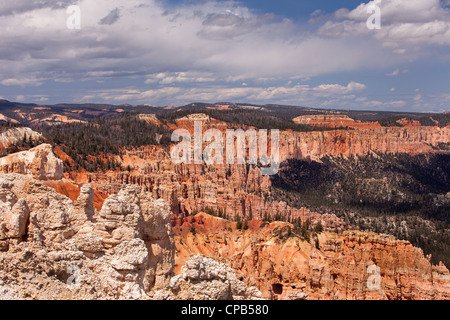 Bryce Canyon National Park, Utah. Les formations de grès dans le désert. Raviver la photo. Banque D'Images