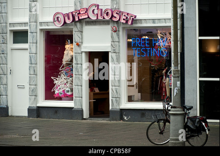 AMSTERDAM, PAYS-BAS - 07 MAI 2012: Hors de la boutique d'époque de Jodenbreestraat Banque D'Images