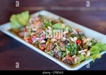 Salade de coques épicé avec des légumes frais , fruits de mer style Thaï Banque D'Images