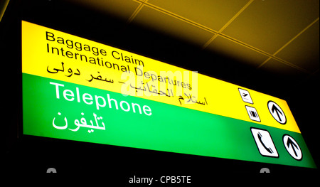 La récupération des bagages et le téléphone s'identifier un aéroport international de Moyen-orient avec l'arabe d'informations Banque D'Images